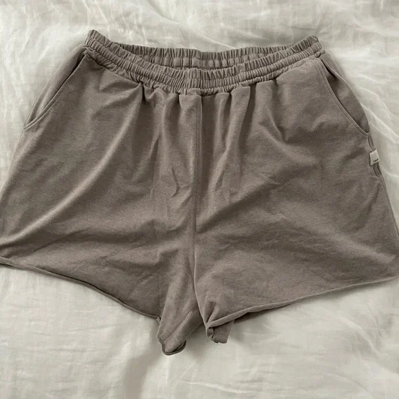Vuori boyfriend short soft pewter size M LIKE NEW - Picture 2 of 3